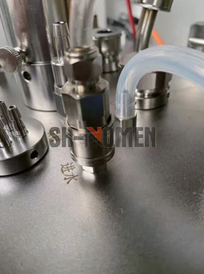 Self-locking air and water interface